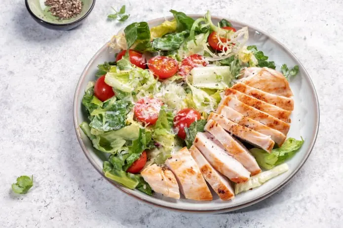 ensalada-de-pollo-a-la-parrilla-con-verdura